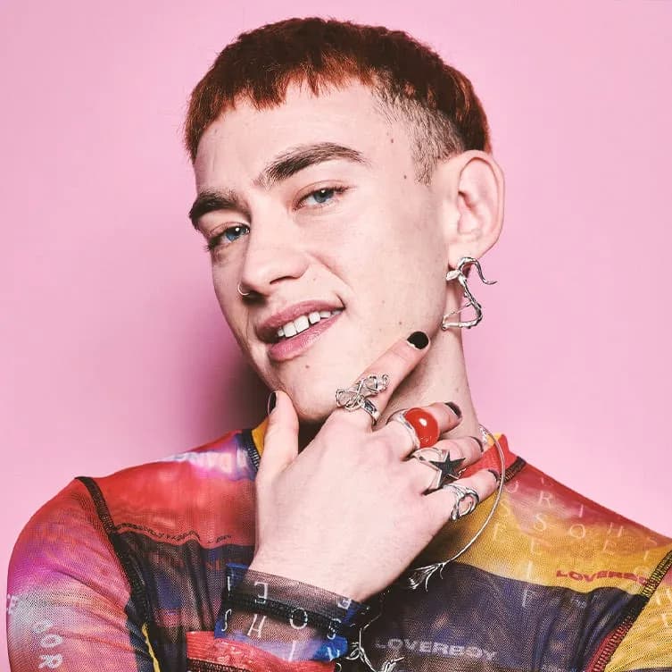 Olly Alexander: Od aktora do króla popu. Poznajemy jego historię