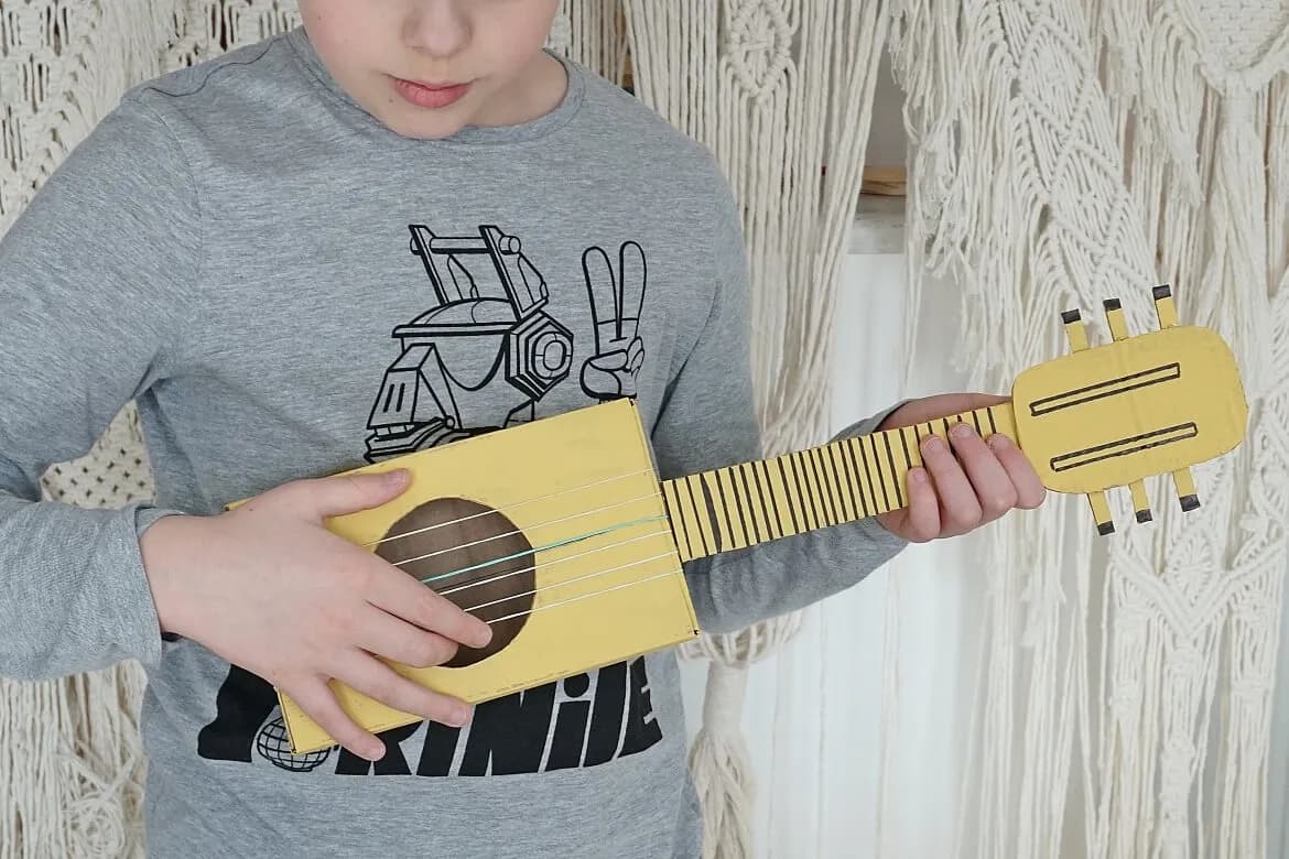 Zrób własne ukulele z kartonu: prosty sposób na domowy instrument