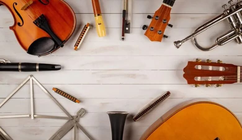 Gitara i skrzypce jako instrumenty muzyczne - różnice i charakterystyka