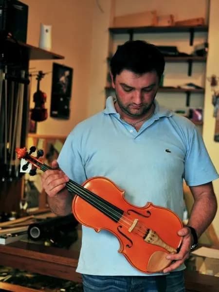 Kto wyrabia skrzypce? Poznaj najlepszych lutników i tajniki ich pracy