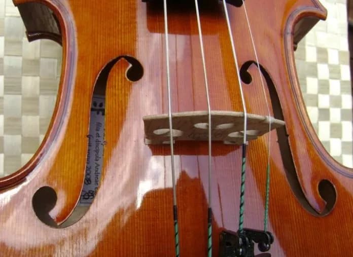 Jakie struny do skrzypiec: stalowe czy syntetyczne? Odkryj różnice