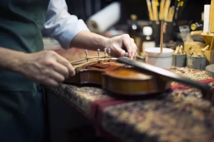 Kto naprawia skrzypce - dowiedz się wszystkiego o lutnikach i naprawach