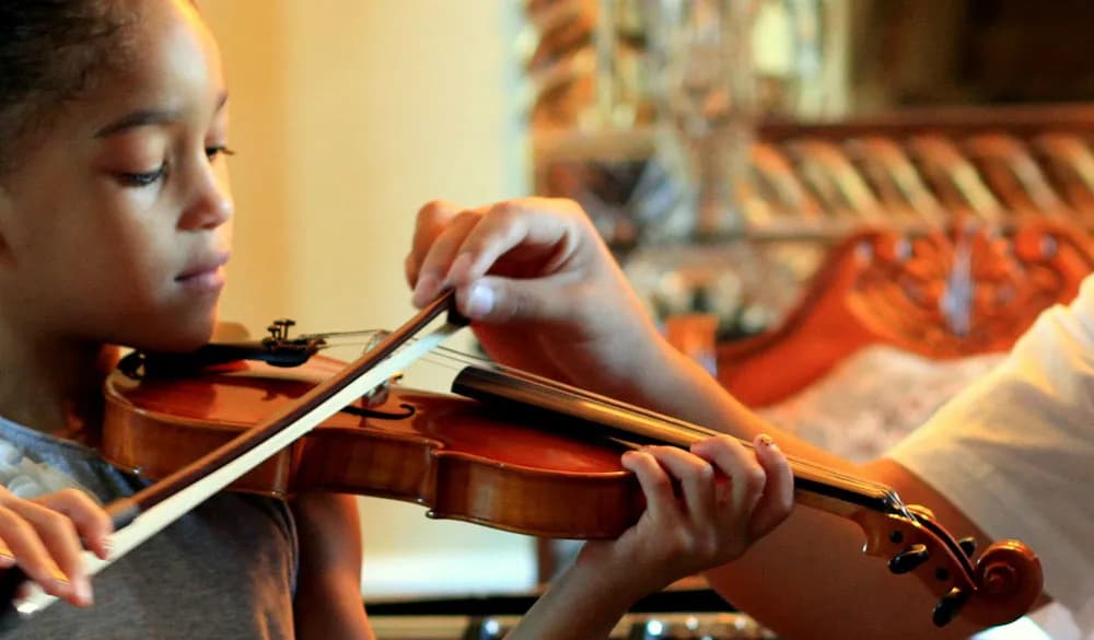 Czy nauka gry na skrzypcach jest trudna? Wyzwania, porady i korzyści dla początkujących