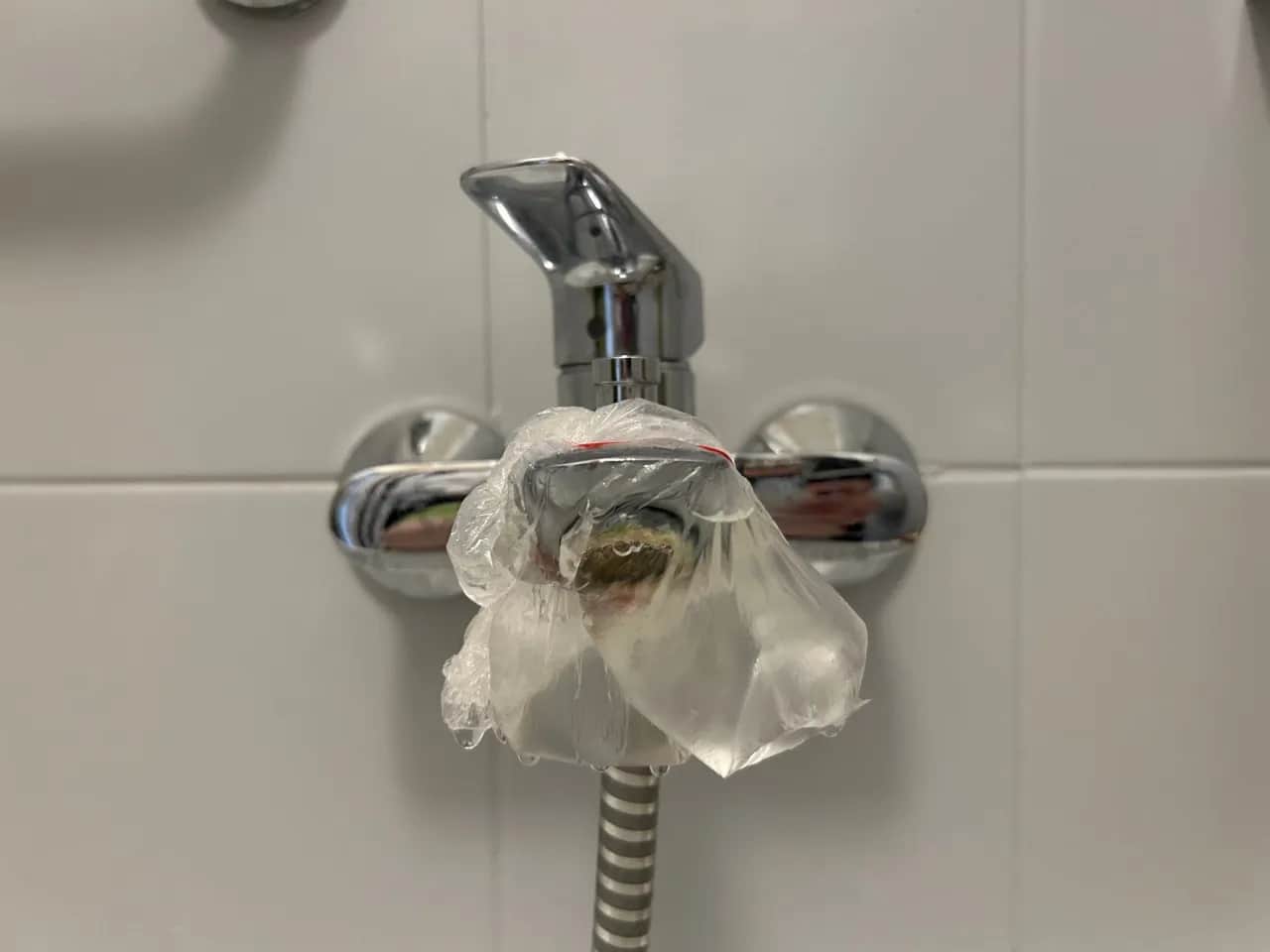 Skuteczne sposoby na odkamienienie słuchawki prysznicowej bez wysiłku