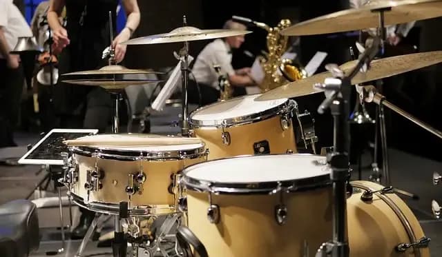 Jak jazzowy instrument perkusyjny kształtuje brzmienie jazzu