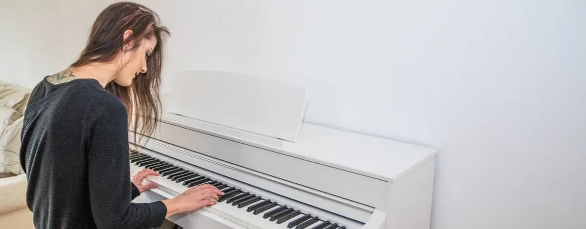 Jakie pianino dla początkujących? Wybierz najlepsze i uniknij błędów