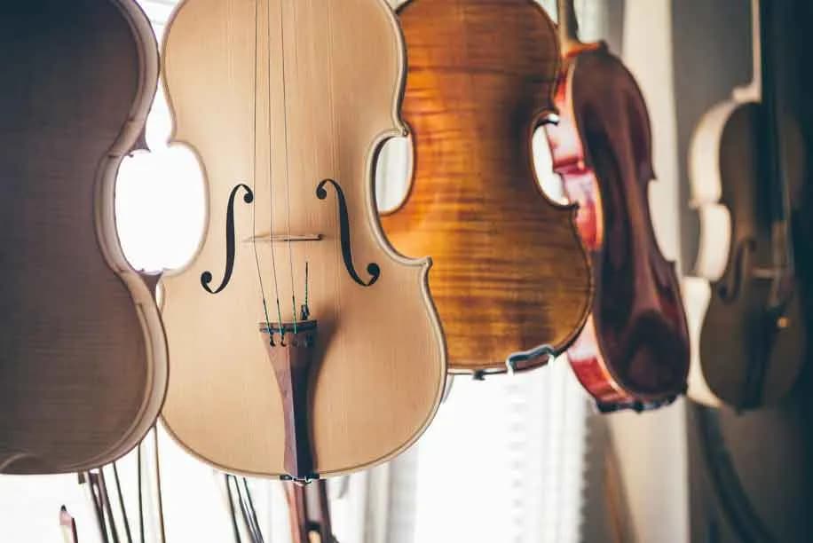Poznaj tajniki zawodu lutnika - kto robi skrzypce i jak powstają instrumenty